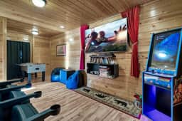 Sleeps 12 •Mountain View • Movie Room • Dogs OK - Image 4