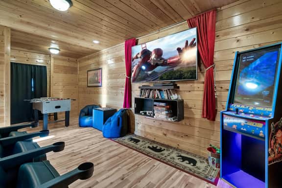 Sleeps 12 •Mountain View • Movie Room • Dogs OK - Image 4